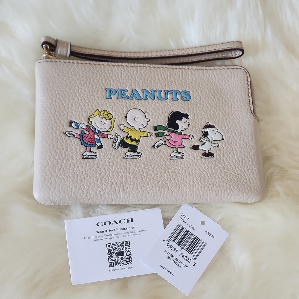 Adorable NWT Coach X Snoopy, Peanuts & Friends Leather Wristlet Wallet ⛸️🐾🩷🎁